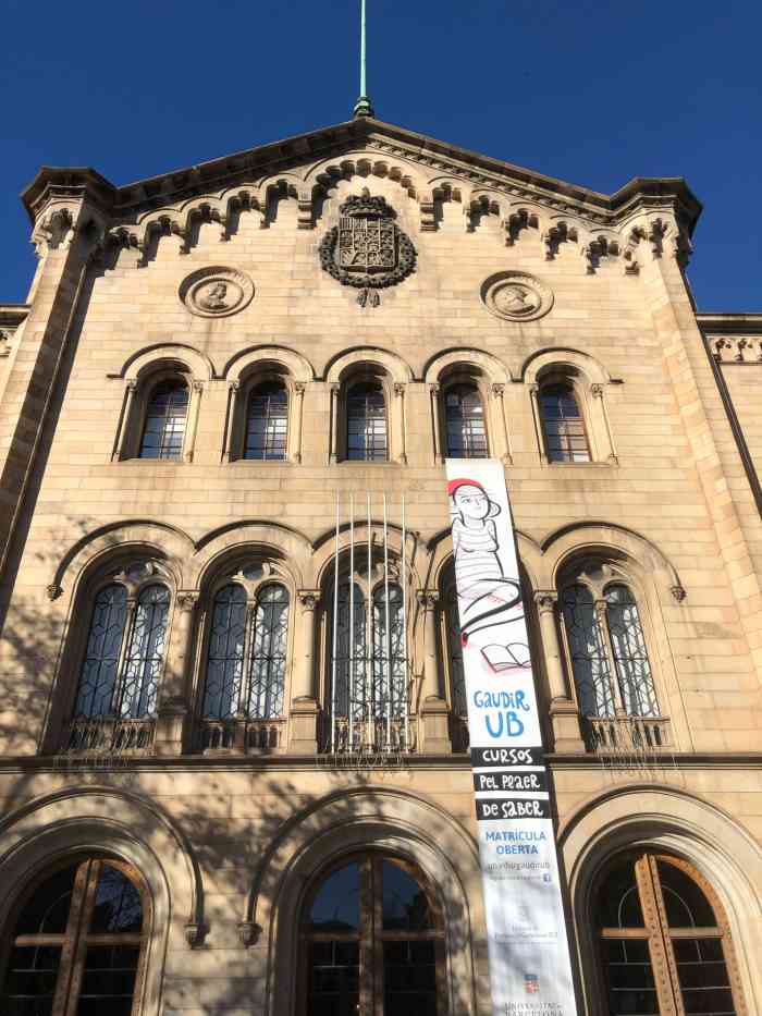 打分 巴塞罗那大学的这个校区大门紧闭.