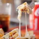 吃烤饼等日落。