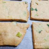 微微咸的葱香饼干走起[得意][得意]