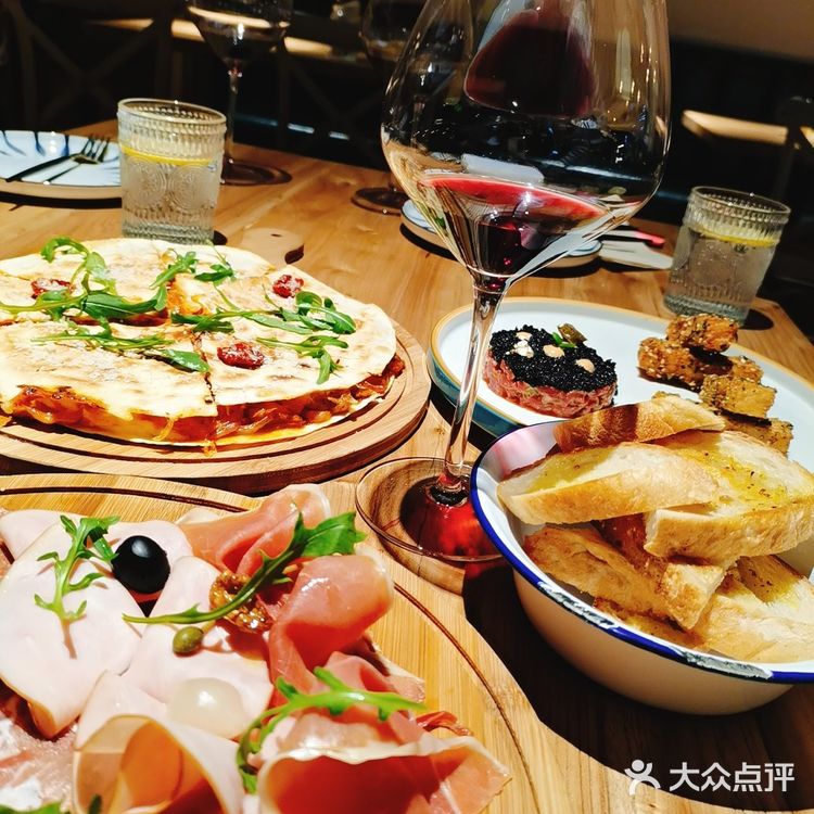 红酒🍷，美女，感受惬意的法式浪漫～