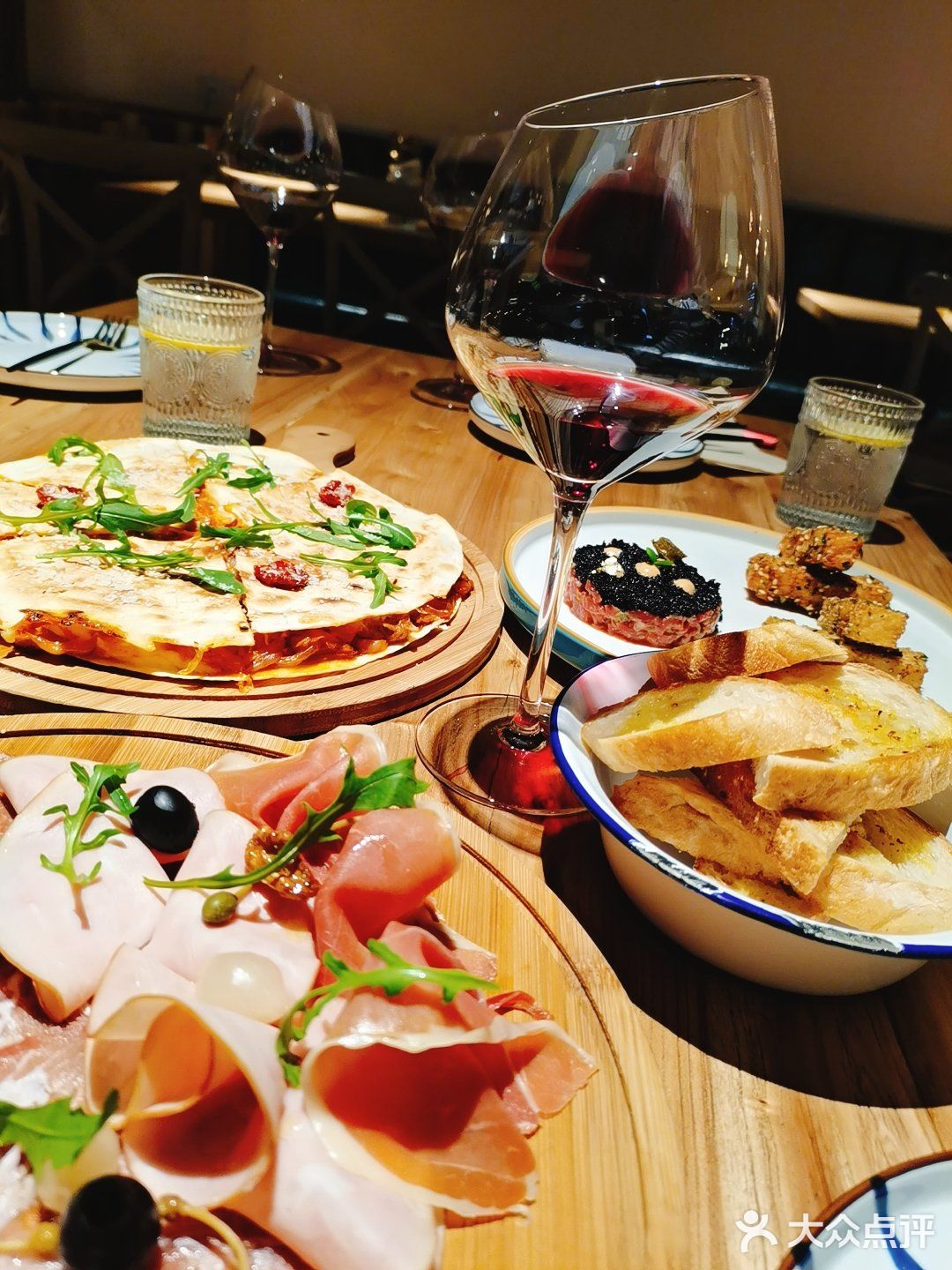 红酒🍷，美女，感受惬意的法式浪漫～