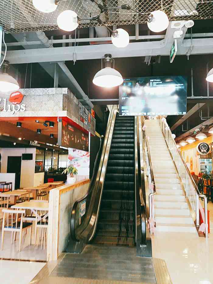 小时代商场(博乐路店)-"小时代商场经过了一番装修转型,现在一楼都.