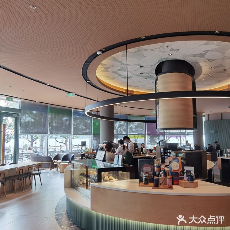 正应了上海爷叔那句话：“现在喝咖啡，更多的是喝情怀”[调皮]