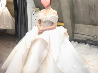 老板说每件婚纱只租4次就下架了哦