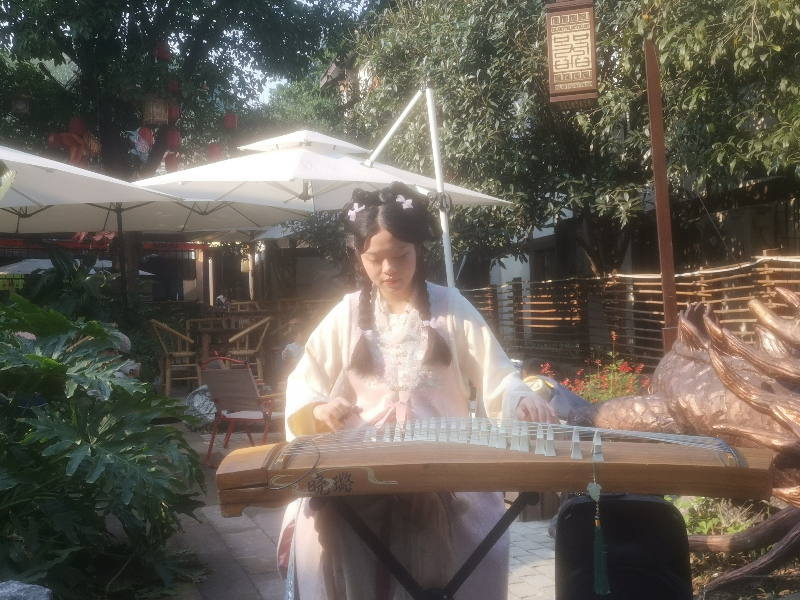 古装美女弹古筝