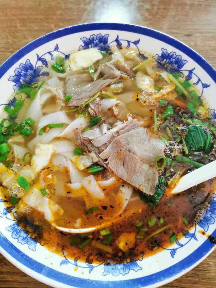 到是像粤菜的河粉,汤和料就更不对劲了,不是那个味道,羊肉有很重的