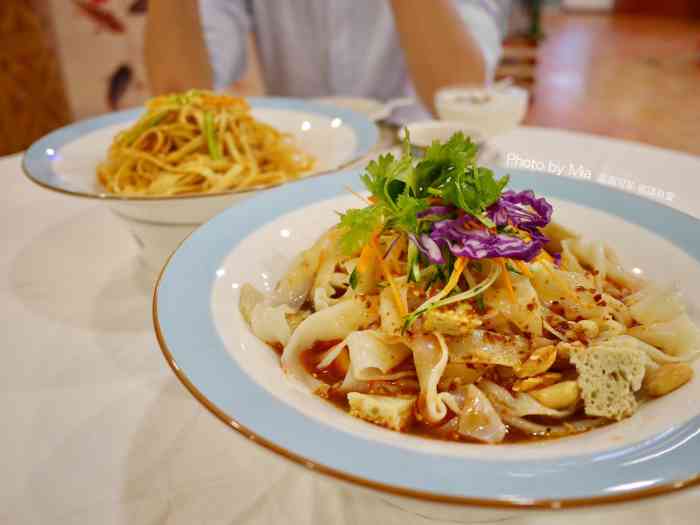 木卡买提新疆主题餐厅(南七店"这里有酒有肉有美丽的新疆姑娘你有