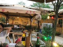 -茅草房·河畔园林火锅