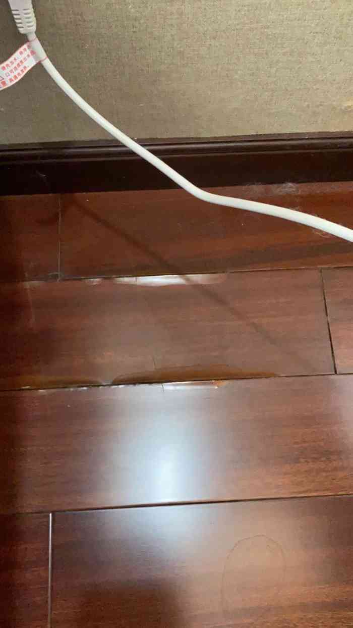 打分 水桶漏水,一滴一滴的漏的那种,把木地板都泡了.