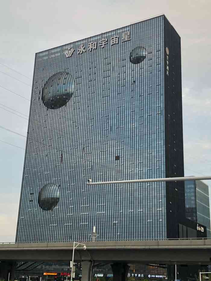 永和宇宙星广场-"坐地铁到郑州东站下车,从h口出来会比较近.