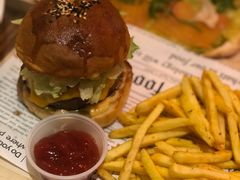 手工牛肉汉堡-Common Table · Brunch & Coffee
