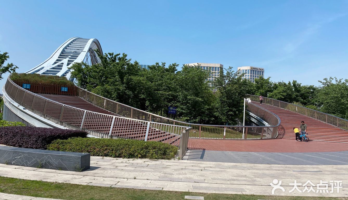 运河涟漪，碧波飘带