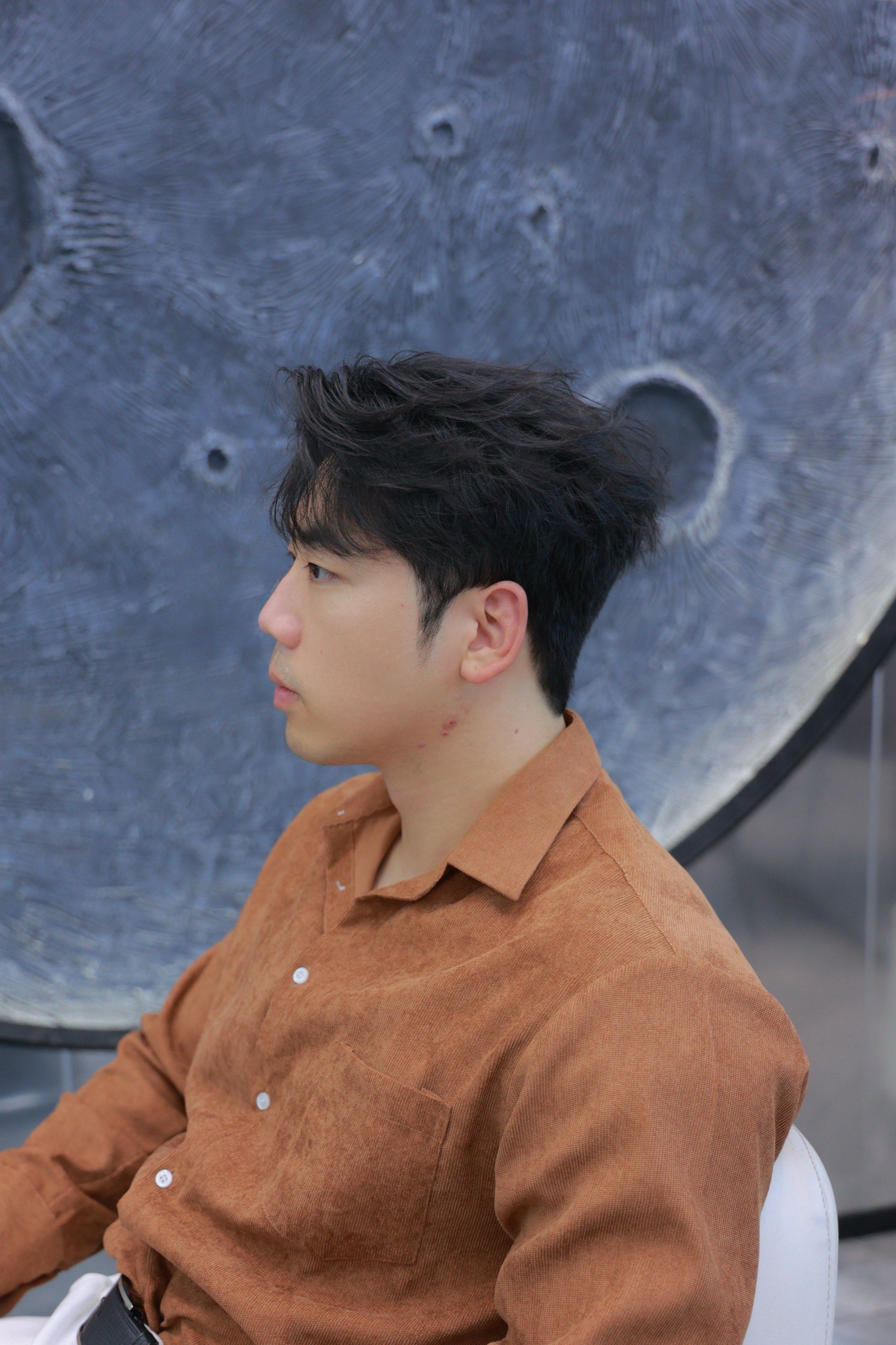 王嘉尔三七侧分