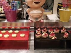 看着甜品的猪-济南香格里拉·咖啡泉自助餐厅