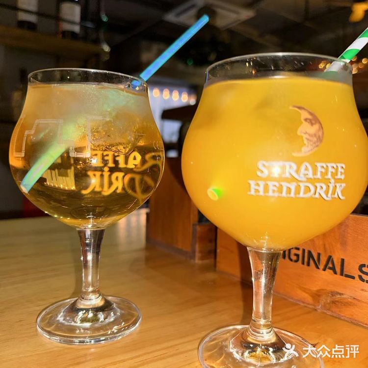 大口喝酒，再和朋友畅聊，看着座位边上那么多外国食客