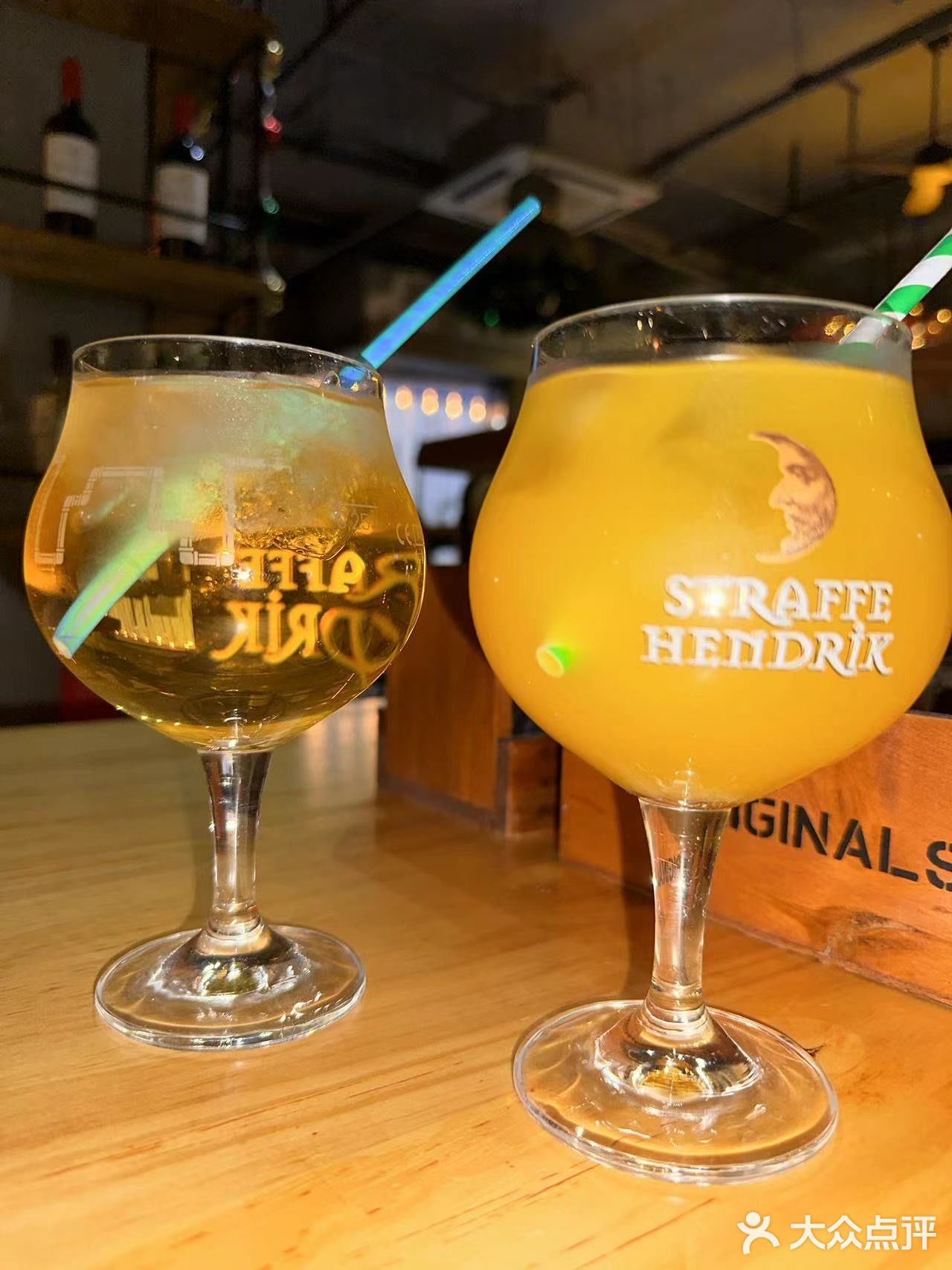 大口喝酒，再和朋友畅聊，看着座位边上那么多外国食客