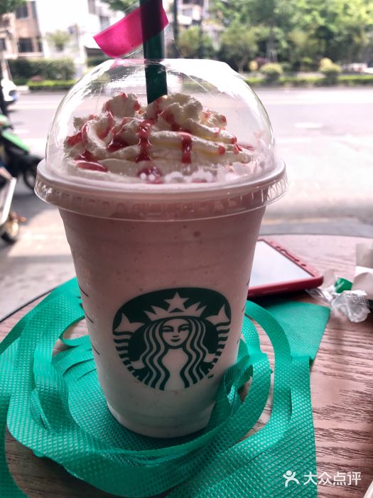 星巴克(杭州萧山市心桥新华书店)草莓白巧克力星冰乐图片