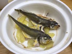 油盐焗黄花鱼-八道本地特色菜馆(大鹏古城店)