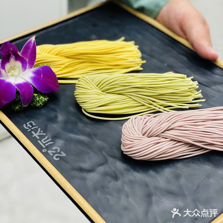 环境：店内环境以白色调为主