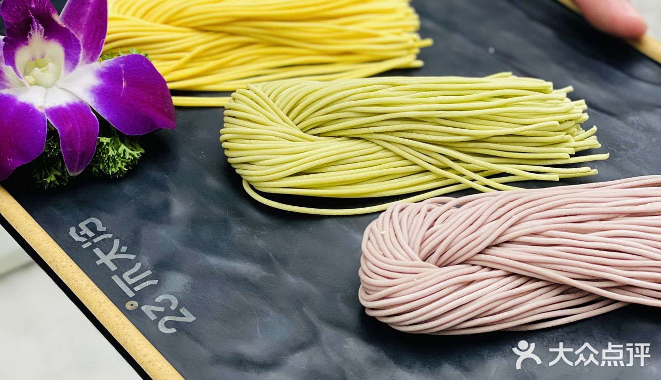 环境：店内环境以白色调为主