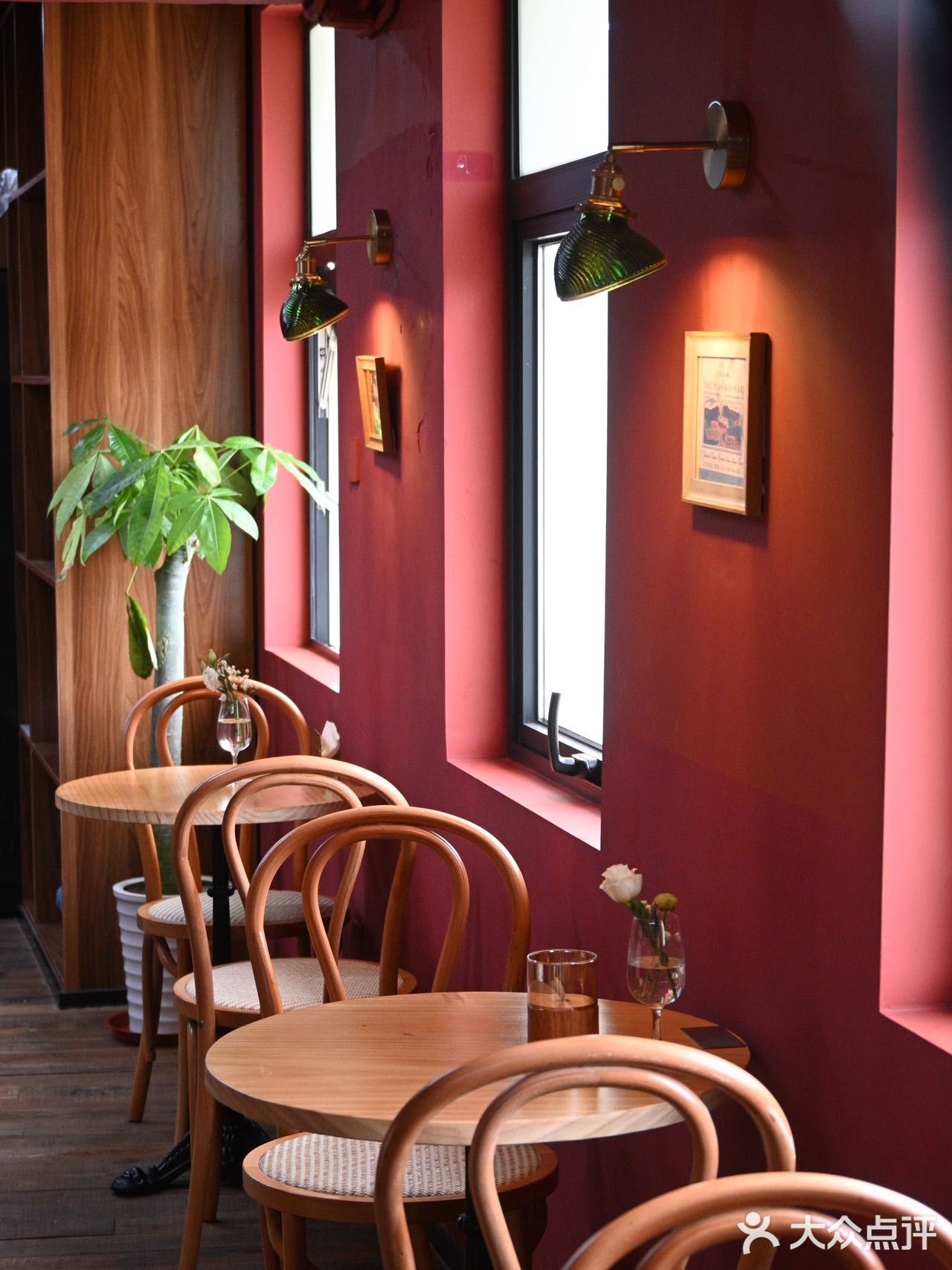 和闺蜜是下午去的，点了咖啡️、气泡水和西餐