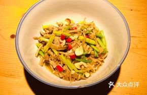 Squid and Pork Stir-fried with Crisp Bamboo Shoots
