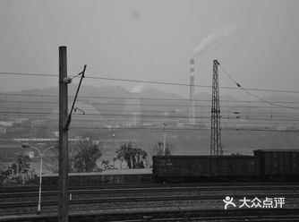 老电影里的重庆城，铁路下面就是码头，工业气息爆表