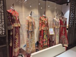 -懿沉香中式嫁衣礼服秀禾服龙凤褂马来褂旗袍总店