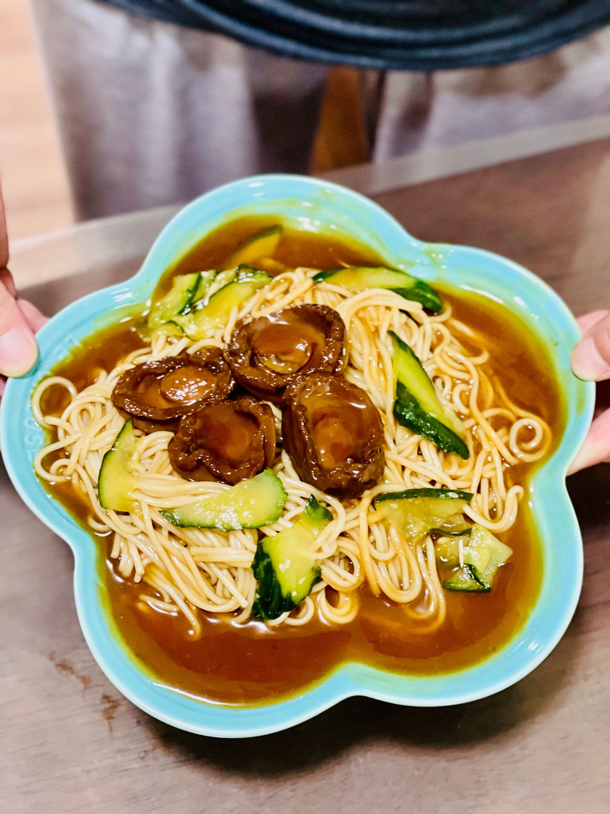 大热天来吃个鲍鱼捞面!