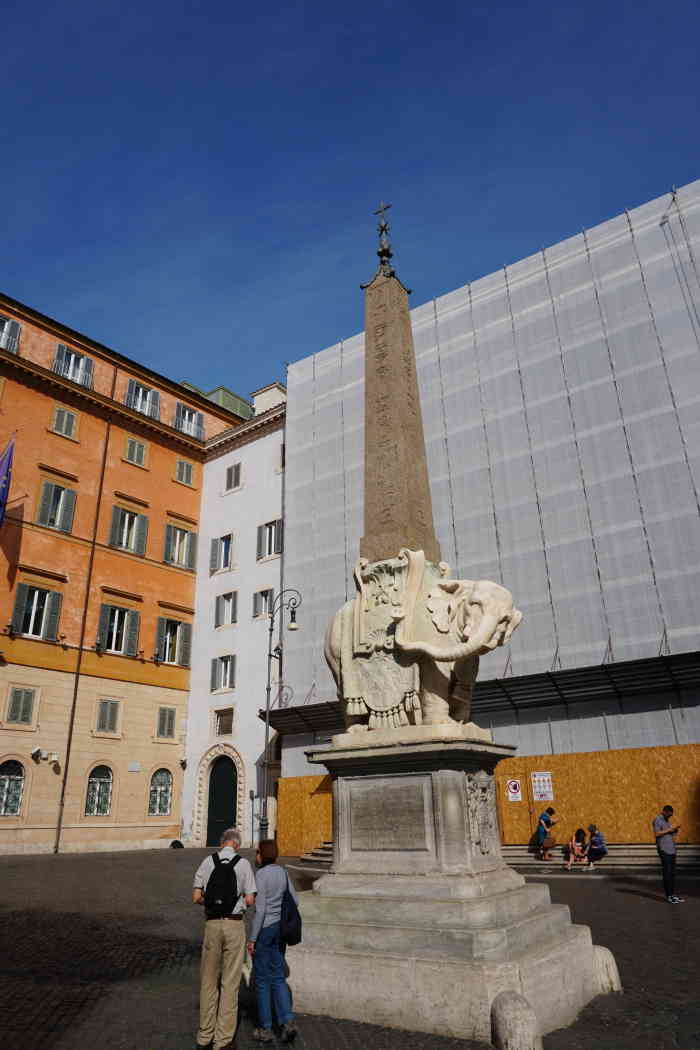 神庙遗址圣母堂-"这座美丽的哥特式建筑就在万神殿附近,门口.