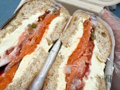 烟熏三文鱼贝果-HOLY BAGEL(苏河店)