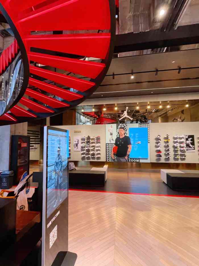 air jordan-"店员说这是西南地区最大的两家aj旗舰店之.