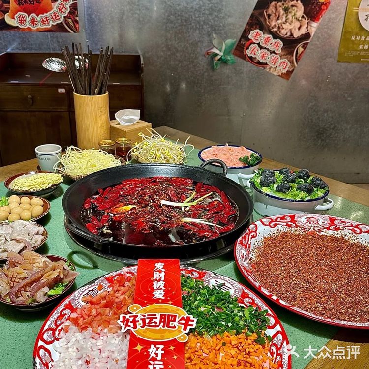 重庆人吃火锅已经！炫一大盆辣椒了