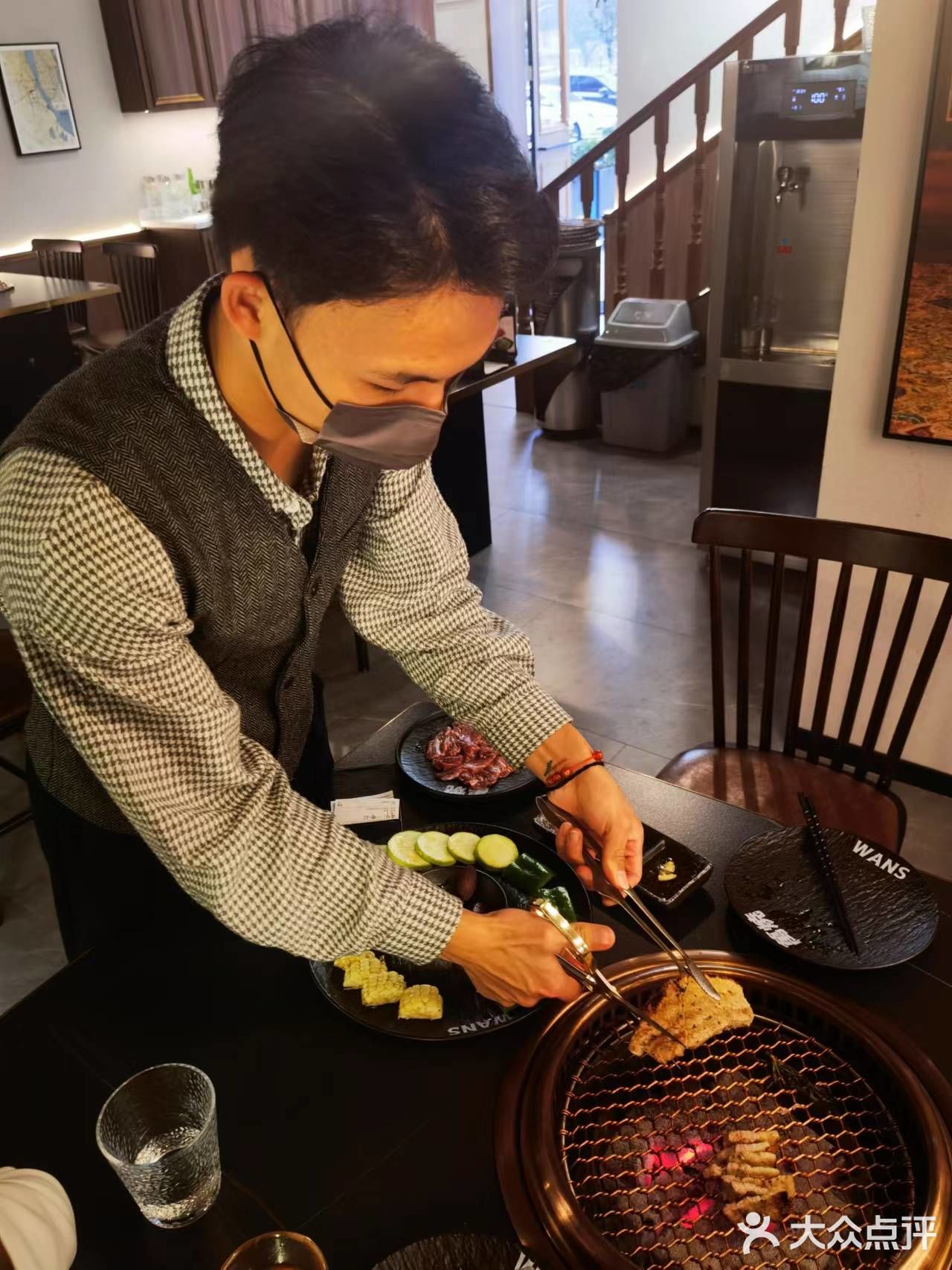 因为这里的服务员是最不像服务员的了
