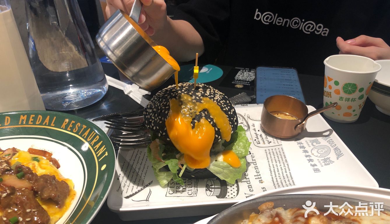 打卡火了很久的茶餐厅这家店相比其他分店人少了很多！