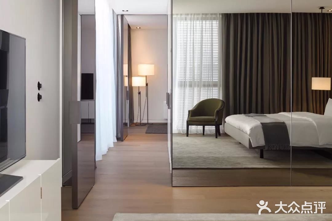 Roomers Hotel建筑外观采用简洁的黑白灰格调