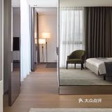 Roomers Hotel建筑外观采用简洁的黑白灰格调