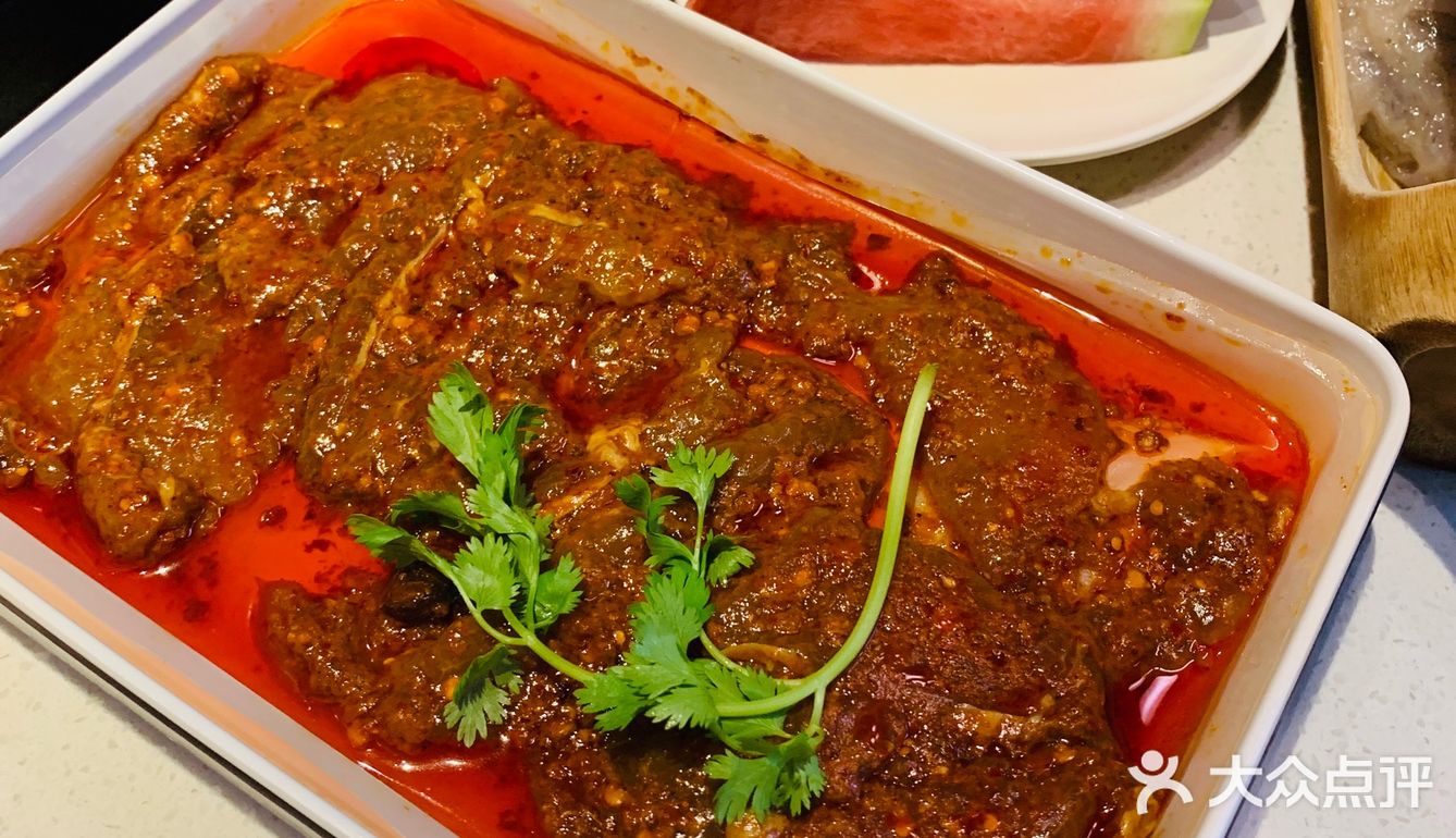 自带一道菜的量。拿个手环明档自选涮品，品种很齐全