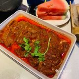 自带一道菜的量。拿个手环明档自选涮品，品种很齐全