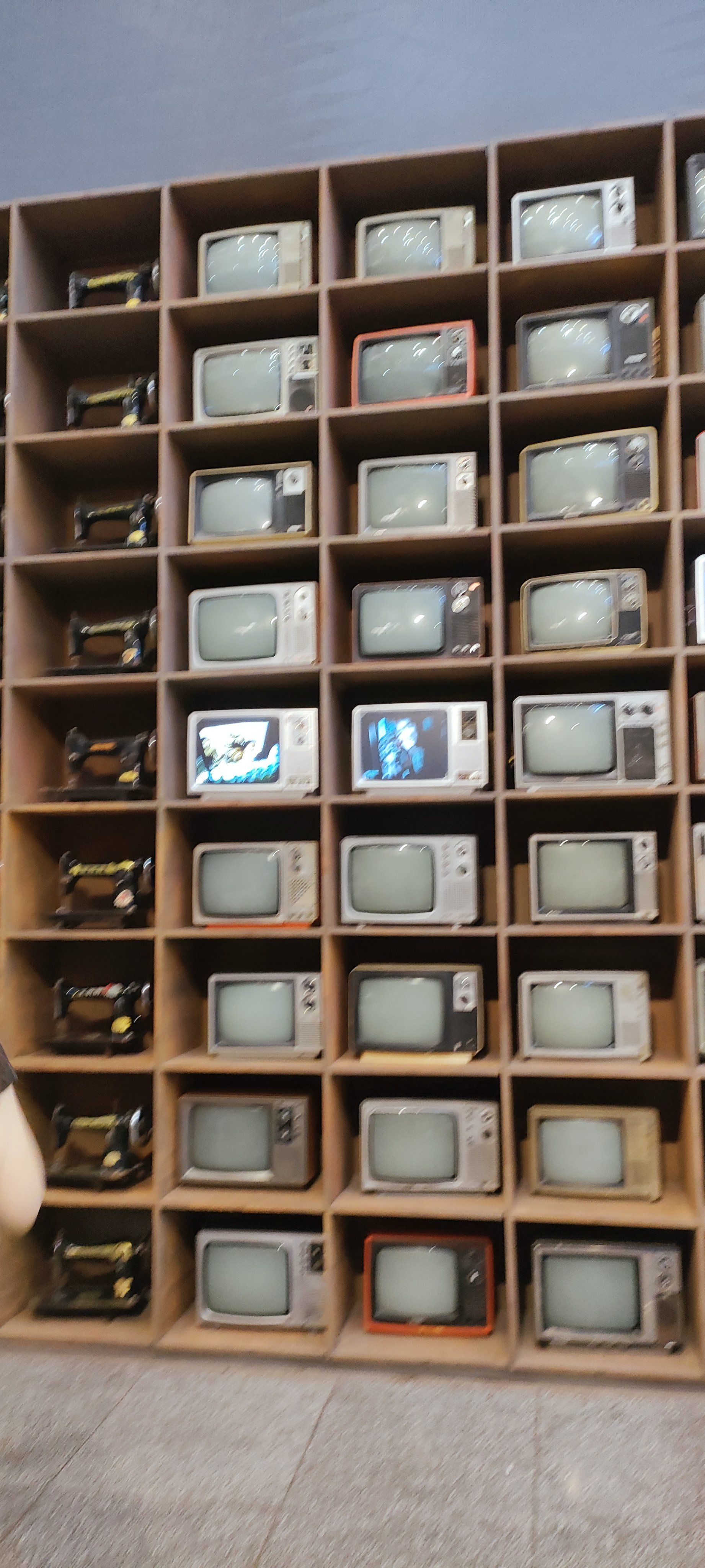 商场地下一层一游