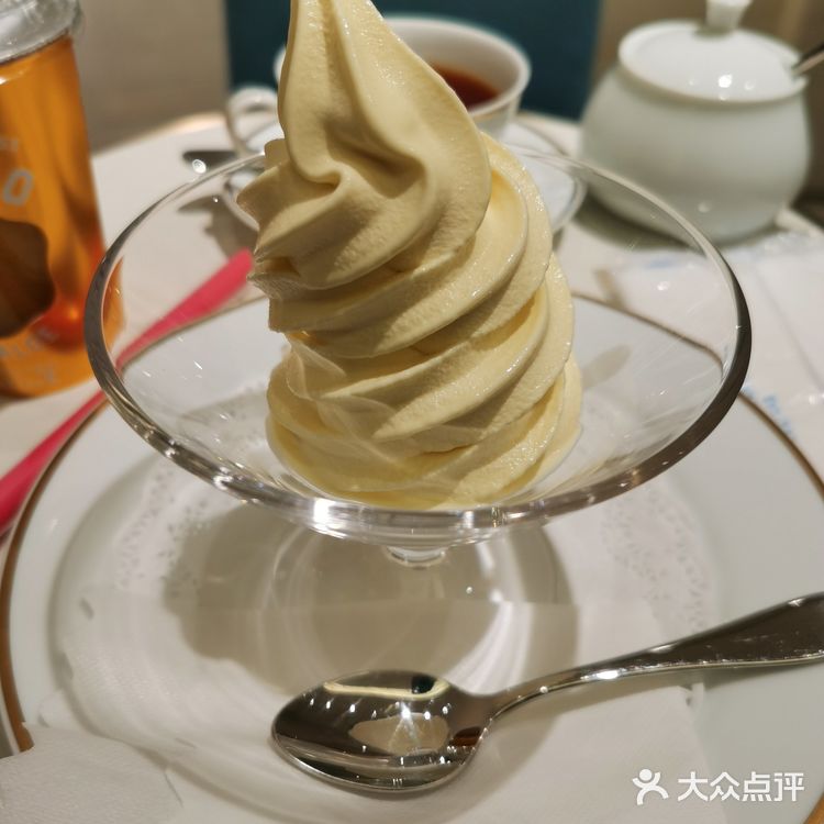 本来想去吃资生堂的下午茶，但是满员 在三越的免税店层