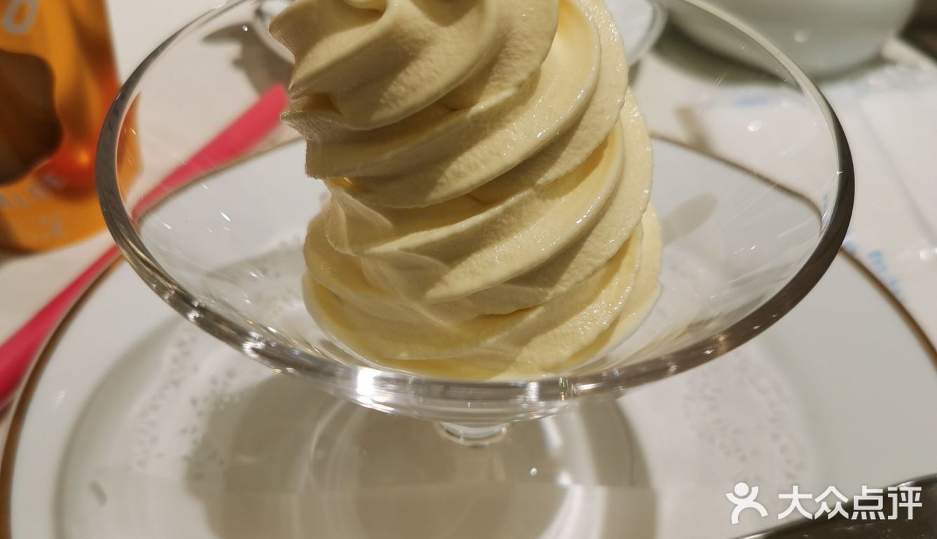 本来想去吃资生堂的下午茶,但是满员 在三越的免税店层