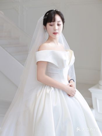 YUESAI婚纱｜简约又高级的缎面婚纱了解一下