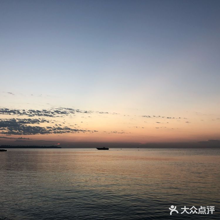 在街边酒吧要一杯酒，看着街上来来去去的人，都走的很悠闲