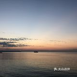 在街边酒吧要一杯酒，看着街上来来去去的人，都走的很悠闲