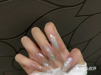 两边大拇指粘了白玫瑰和立体蝴蝶还有银线勾的玫瑰