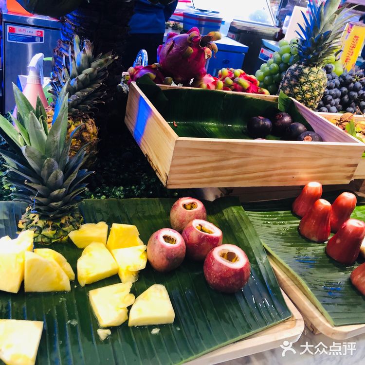 各种贝类 肉肉也很多 水果里面烤榴莲