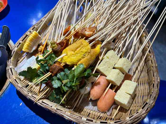 马路边边串串香(马坡店)-"中午去的服务态度一点不好,菜品看起来不新.