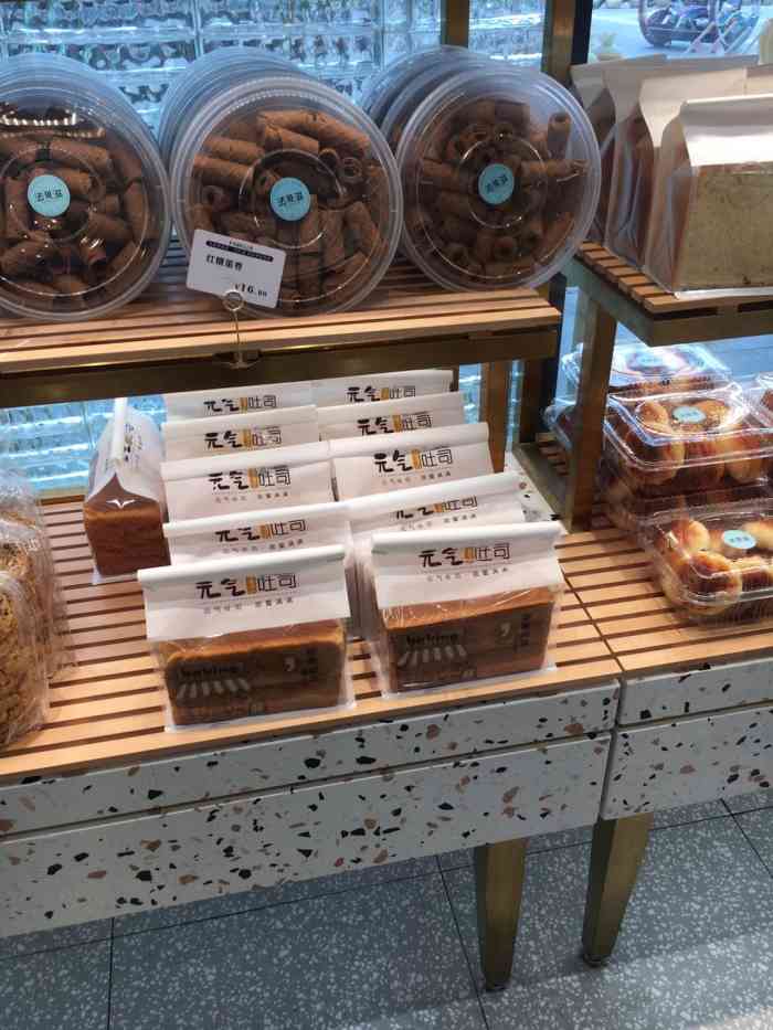 环境: 万达金街外围,店铺挺大的,环境不错.