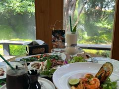 -Chom Cafe and Restaurant